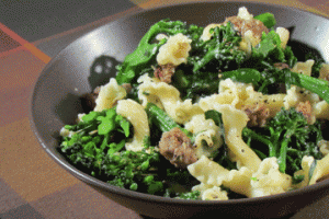 Makaron z kiełbasą i broccolini (źródło: TLC)