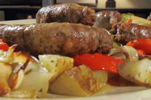 Pieczona kiełbasa z ziemniakami, papryką i cebulą (źródło: TLC)
