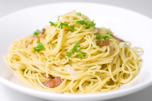 Spaghetti carbonara (źródło: lifesambrosia.com)