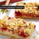 Drożdżowy placek z rabarbarem i truskawkami (źródło: kuchnialidla.pl)