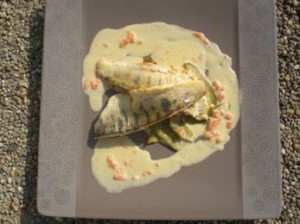 Sandacz w Rieslingu z groszkiem cukrowym w pomidorach i śmietanie (źródło: tvp.pl)