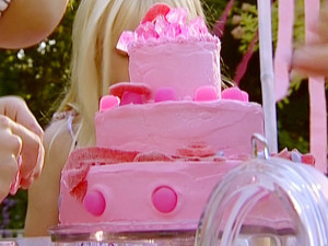 Różowy tort urodzinowy (źródło: oodnetwork.com)
