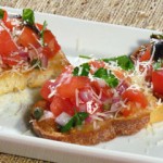Bruschetta z pomidorami, oliwkami i kaparami (źródło: TLC)