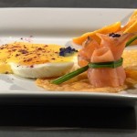 Chips parmezanowy z wędzonym łososiem i jajkiem z pomarańczowym sosem holenderskim (źródło: masterchef.tvn.pl)