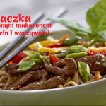Kaczka ze smażonym makaronem Chow Mein i warzywami (źródło: kuchnialidla.pl)