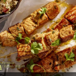 Szaszłyki z marynowanego łososia z libańskim tabbouleh (źródło: kuchnialidla.pl)